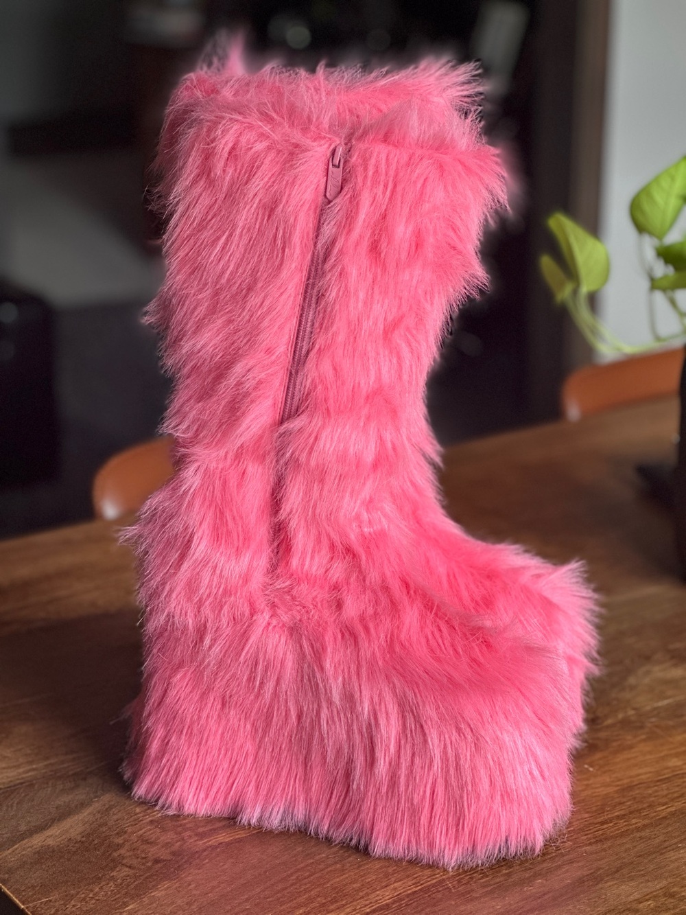 Ellie Shoes hot pink NWT
Fuzz 5 Inch Rave Fluffy Platform Boots size 9